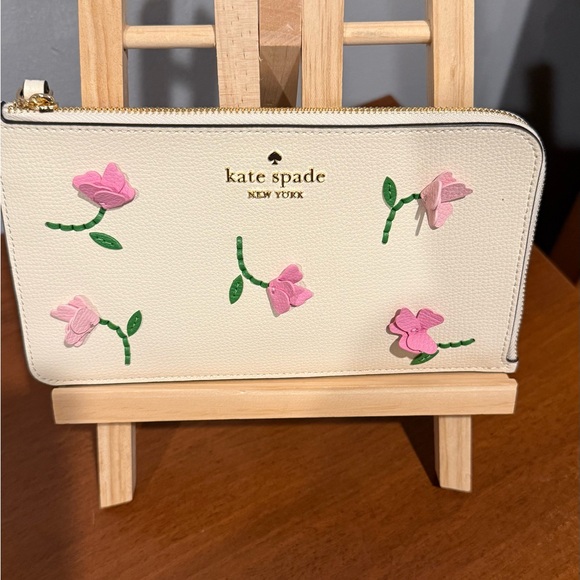 Kate Spade New York Lucy Applique Medium L-Zip Wristlet - Picture 7 of 10